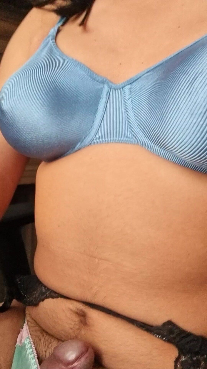My panties: Sexy secretaresse toont haar lingerie terwijl ze aan de computer...