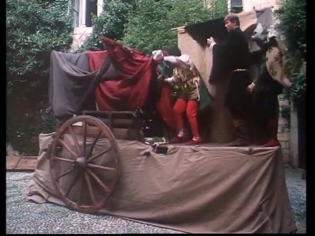 Old Good Porn: Vynikající blonďatá princezna kouří královo péro na zeď v zámku