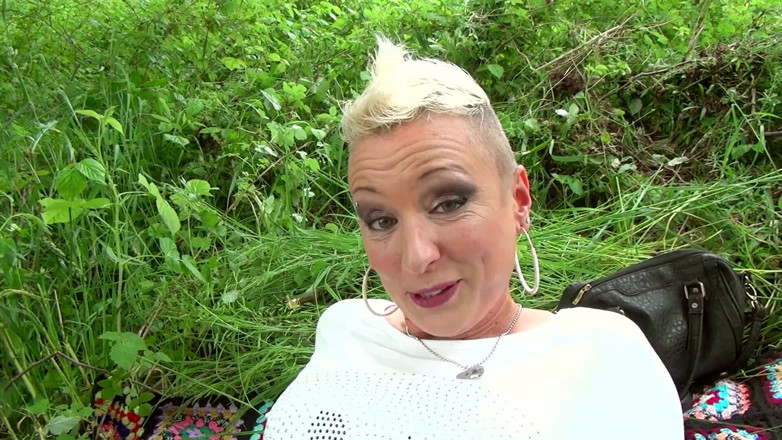 Milf, Cougar & Granny empire: Mandy Misterio y Reinhard alemana al aire libre