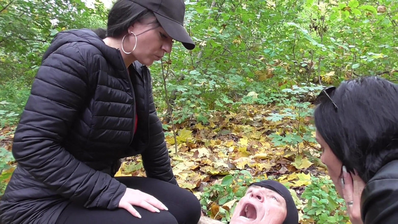 Femdom Austria: Ședință de scuipat în pădure