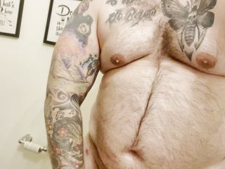 Bearded bear: Il sexy orso tatuato se lo accarezza