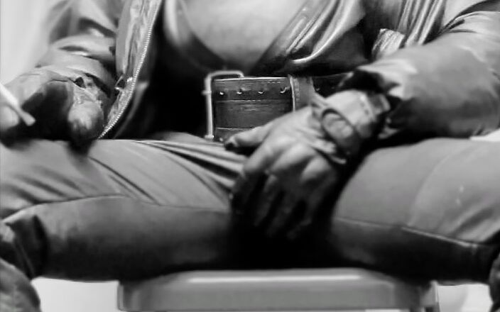 Black mature kinky muscle: Black Leather Smoking Daddy Fetish Wank