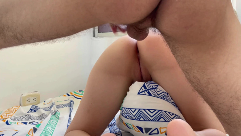 ManuelaAlvarez: Mladá blondýnka je fascinovaná penisem svého nevlastního bratra. Vždycky ho žádá,...