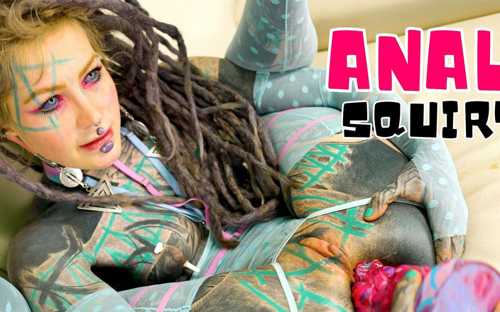 Anuskatzz: Potetovaná dívka stříkací hry - roztahování a výhřez a velká dilda