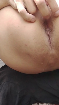 Junger Mann, Der Seinen Finger in Seinen Anus Steckt