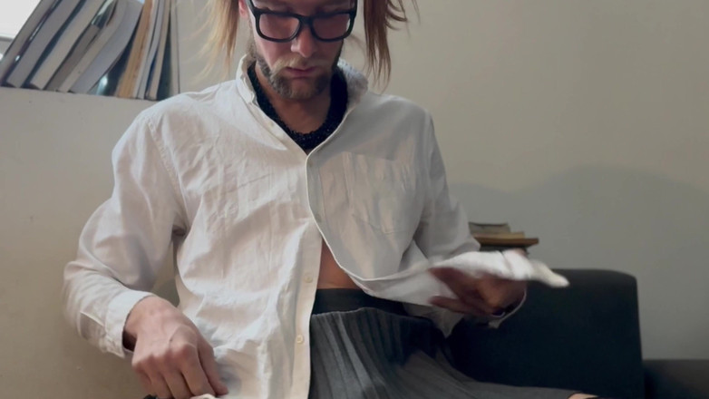 Fem Bi: Adakah anda mahu melihat di bawah spudniczka saya?