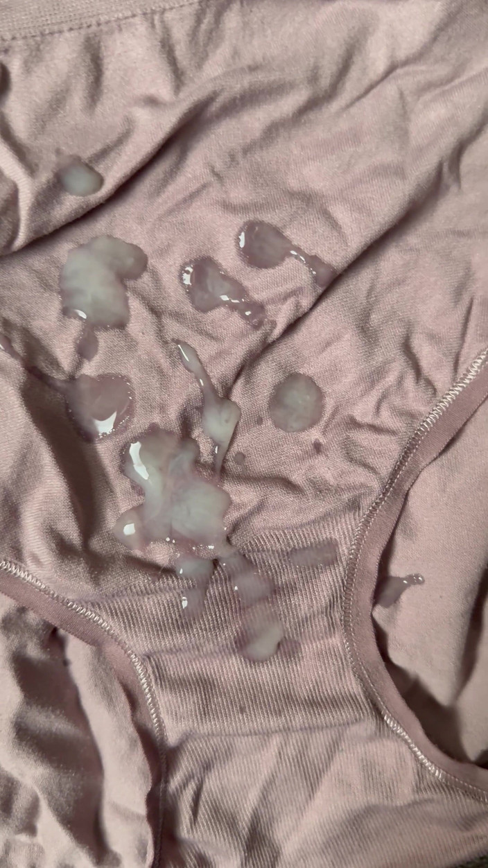 CumDaily: Leche en las bragas de la esposa 8