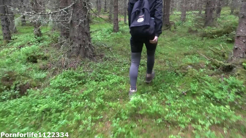 Pornforlife1122334: ハイキングアドベンチャーズ 木のそばでバブルバットハイカーとセックス、尻に射精がついている