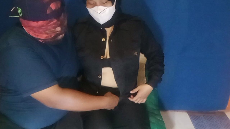 Babang endut: Bermain Dengan Pepek Pengawal Keselamatan Tudung Miang Dengan Mainan Seks