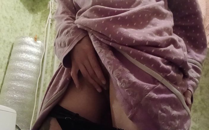 Lesbian-candys: În timp ce părinții mei sunt în bucătărie, mă masturbez cu...