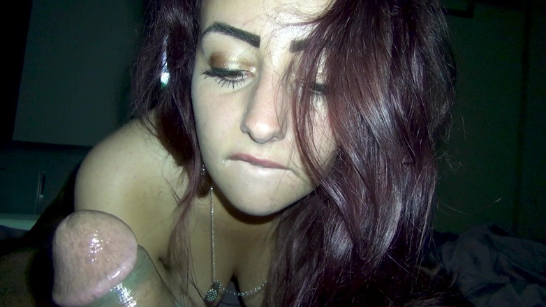 Petite Asian hefburg: いたずらな学生が大きくて太い黒いペニスを空にしゃぶる