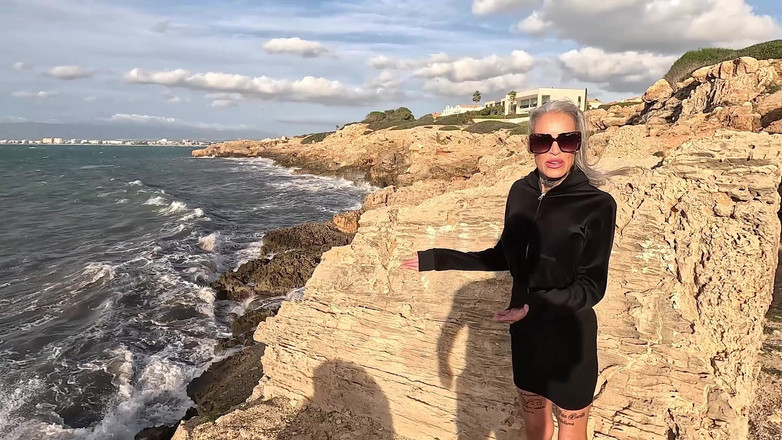 EROTICONLY: Esmer hatun orgazm olmak için sert yarağa biniyor