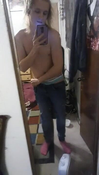 Sissy boy videos: Симпатичный паренек лицом к зеркалу показывает тебе его приватные