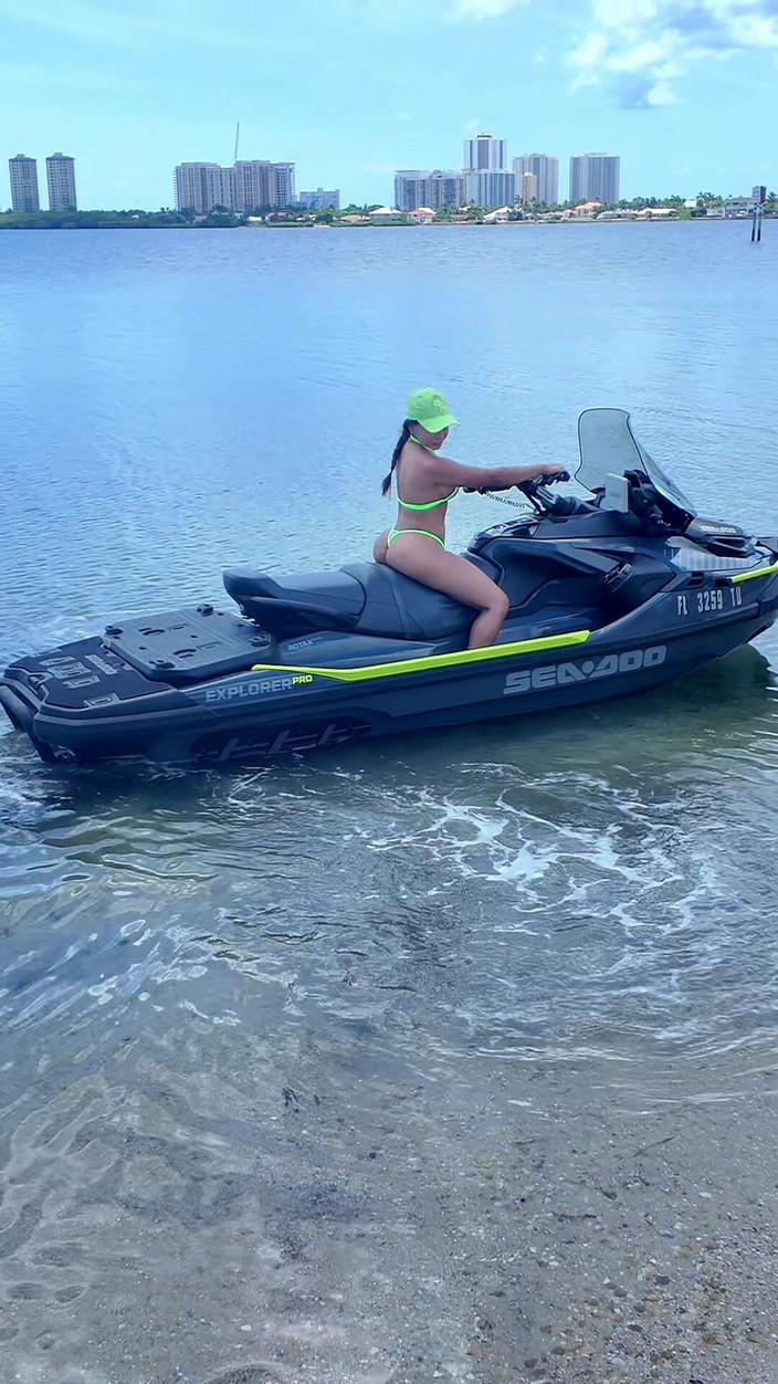 BrandySalazar: Сосет и трахаю хуй моего инструктора по струйке на пляже