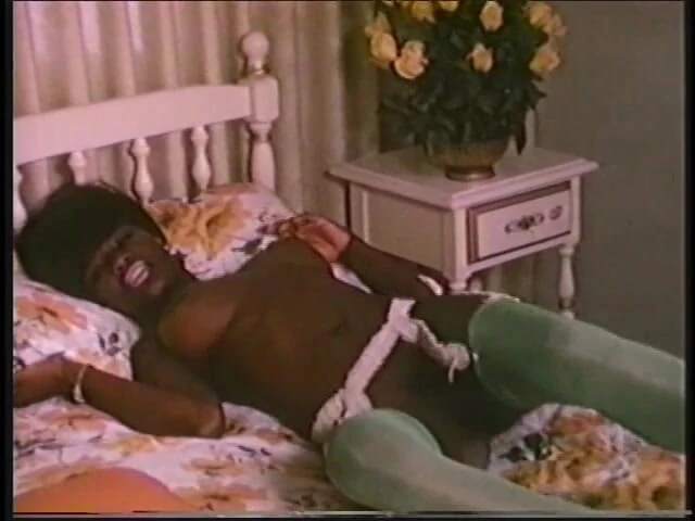 Old Good Porn: Чернокожая порнозвезда сисси Roscoe показывает свое великолепное обнаженное тело в ретро видео