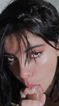 Exclusivo fan de pra cub! Laura pide tragar semen y chuparlo hasta que llena su boca