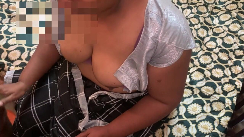 Karthi: Тамільська тітонька смокче член сусідського чувака і трахається раком