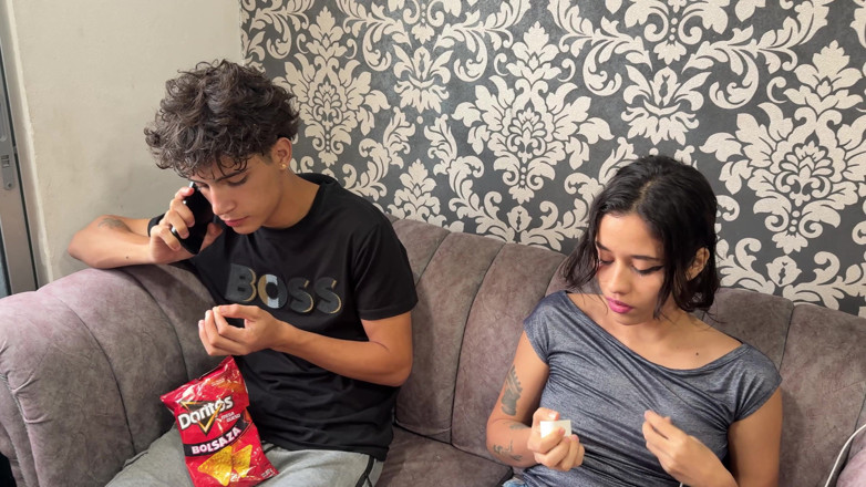 BritannySexxx: Descopăr sora mea vitregă care face sex lesbian cu iubita...