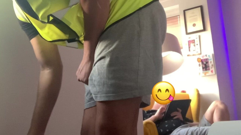 Hot dick in your ass: 壁を塗っている最中に興奮して、友達の前でオナニーしてしまいました。