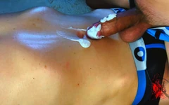 Bụng và rốn của Alex