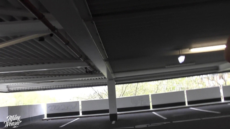 Miley Weasel: Người Đức tóc vàng miley weasel đít trong bãi đậu xe