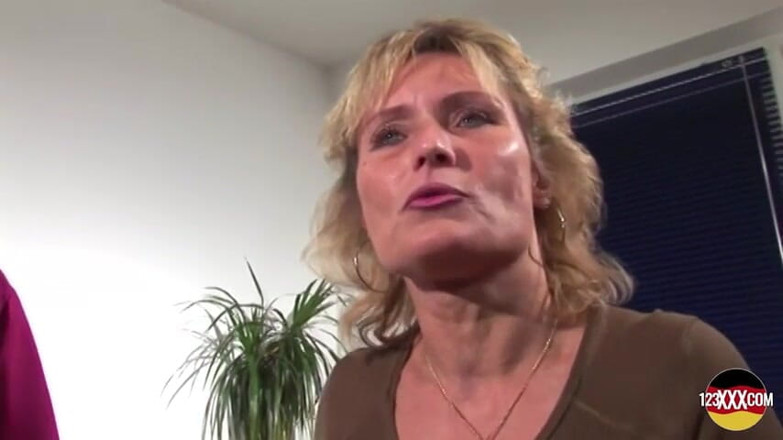 123XXX - 100% Amateurs: Geile MILF liebt es, wenn zwei schwänze in ihrer muschi...