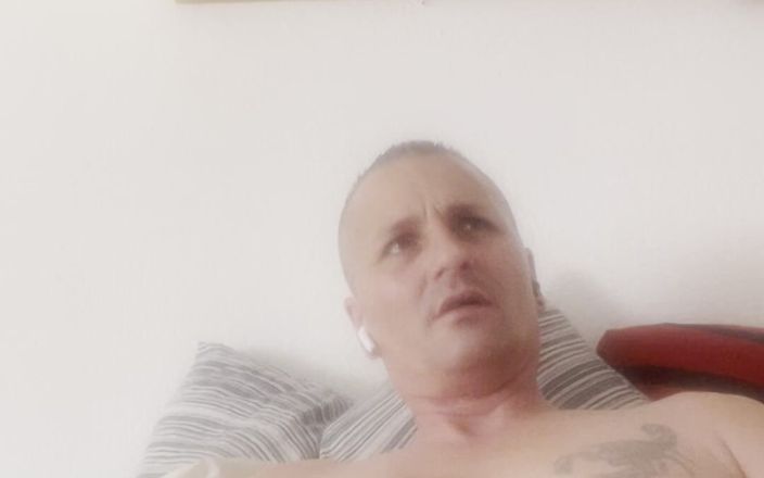 Alexjg80: Mastürbasyon yapıyor