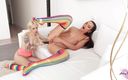 Arteya Dee: Дві лесбійські кицьки облизують і грають в анальну секс-іграшку - домашнє