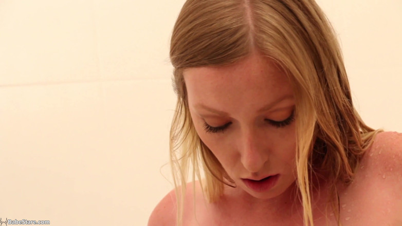 Lesbian Babe Stare: Lezbiyen gençler duşta birbirlerine dokunmayı seviyor