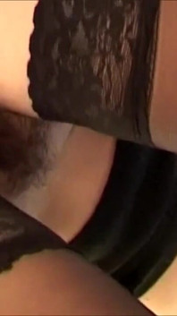 Une brune excitée se fait sodomiser