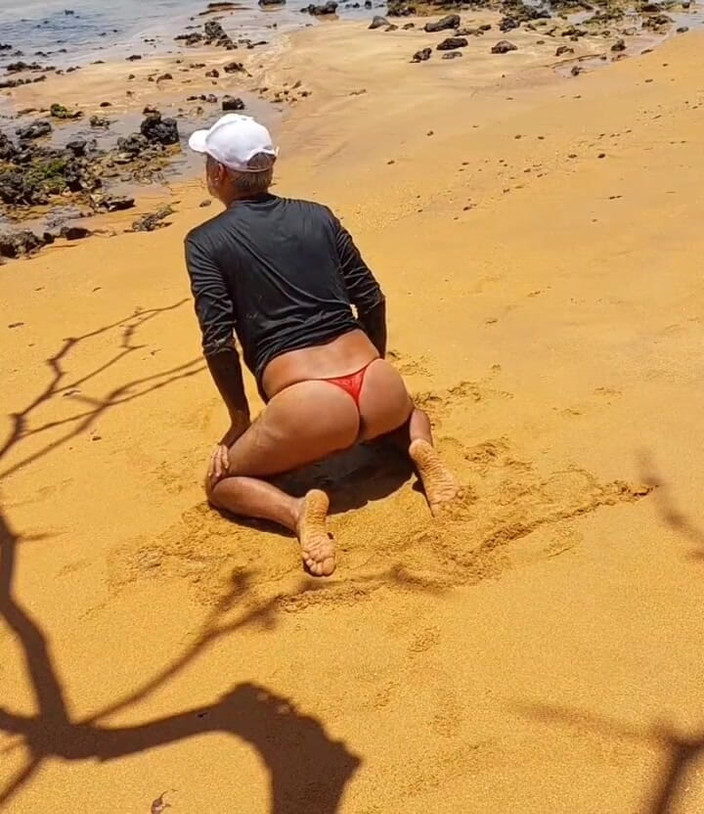 Ladysilvas: Ladysilva, travesti, culotte sur la plage, exhibe son cul sexy