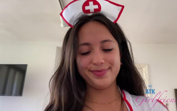 ATK Girlfriends: ミアは看護師のような服装をし、あなたのコックを治療する準備ができています