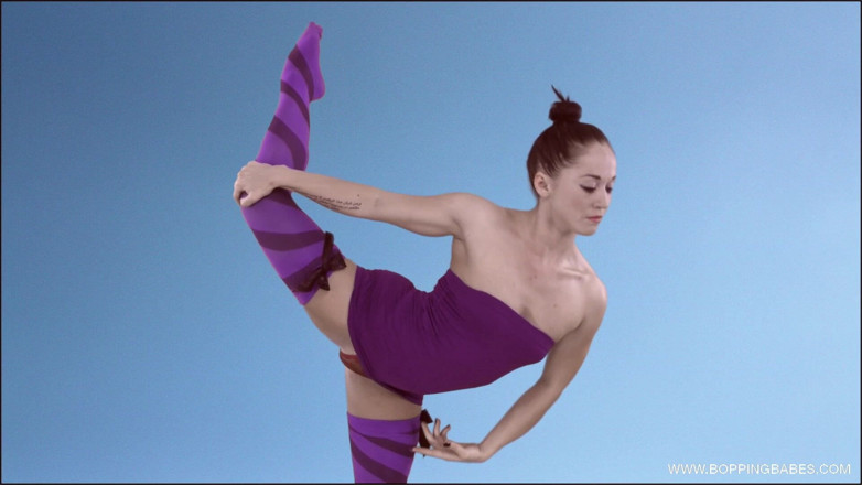 Bopping babes: Kiki devine - nudi lisci