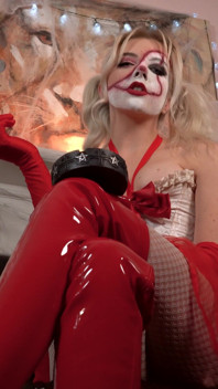 Creepy Circus Princess z tebe udělá svůj lidský popelník