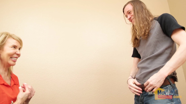Horny Household: Footjob konjugal dengan Banduan MILF