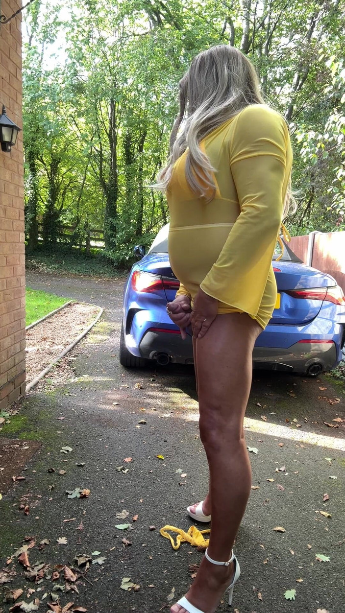 Kellycd2022: 穿着黄色连衣裙和高跟鞋的性感Kellycd2022