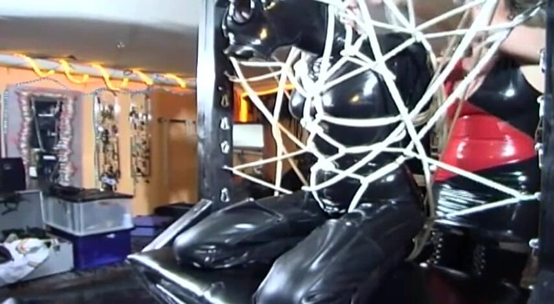 Fetish Desire: Bondage estremo per troia fetish in lattice