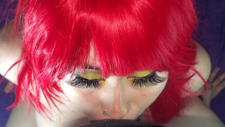 DherlyDoll: Mijn mooie stiefdochter zuigt graag aan mijn pik en slikt...