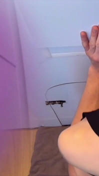 Twink se encuentra con el matón: ¡las cosas se ponen locas en el gloryhole!
