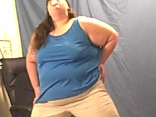 BBW nurse Vicki adventures with friends: Angie kimber and nurse vicki gum chewing blowing bubbles girl...