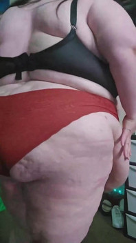 SSBBW Obryně chodí v těsných červených kalhotkách