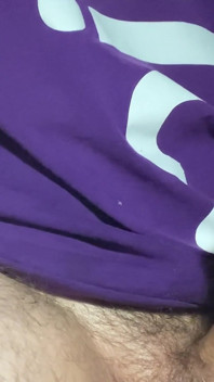 Chlap lemuje svého velkého bílého ptáka až do zničené orgasmu, náklad sténání