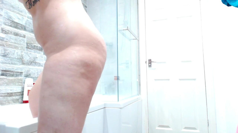 Eden: Sexy shower time and pussy play