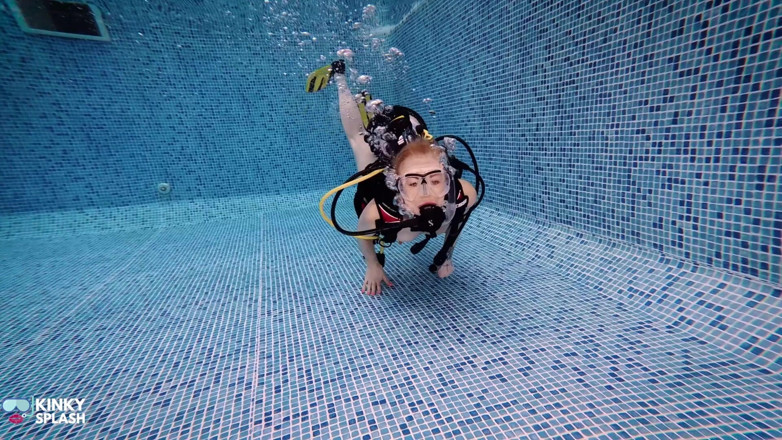 UKCuteGirl Lucy Lauren: Підводний трах ділдо в scuba gear