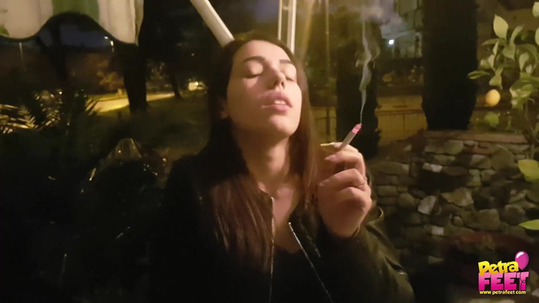Smokin Fetish: Smoking and foot fetish in outdoor with cute teen