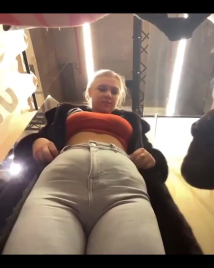 JuiceLussie: Masturbuje v šatně