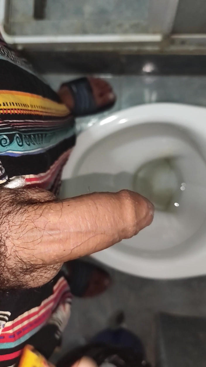 MartyBrady: Krásná Twink si to dělá na záchodě