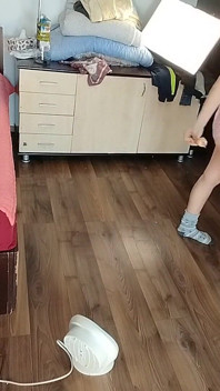 Si rambut coklat seksi berseronok mencuba pakaian. Ibu seksi menari berbogel di sekitar rumah.