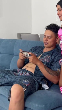 Ik verleid en geniet van de grote pik van mijn kamergenoot terwijl hij op zijn telefoon speelt