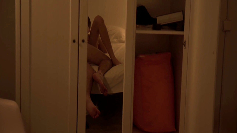 Massage Parlor: Korte harige brunette stuiteert op de harde pik van haar...